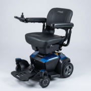 Kompakter Indoor-Elektrorollstuhl Mobilis M35+ in Blau - ideal für schmale Türen und kleine Wohnungen