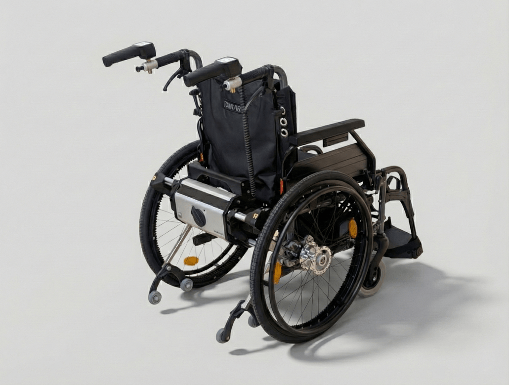 Manueller Rollstuhl mit montierter V-Max² Schiebehilfe von AAT – Ansicht der Bedienelemente und des Antriebs.