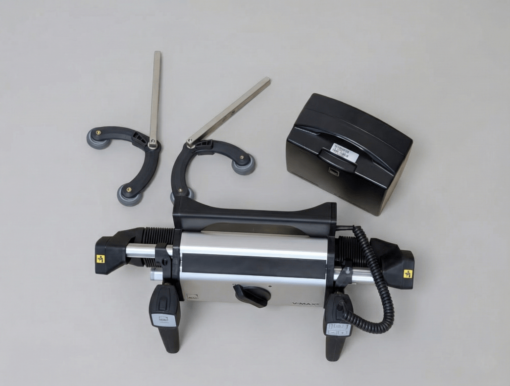 Einzelkomponenten der Schiebehilfe V-MAX² inklusive Akku und Kippschutz – ideal für den Transport im Auto.